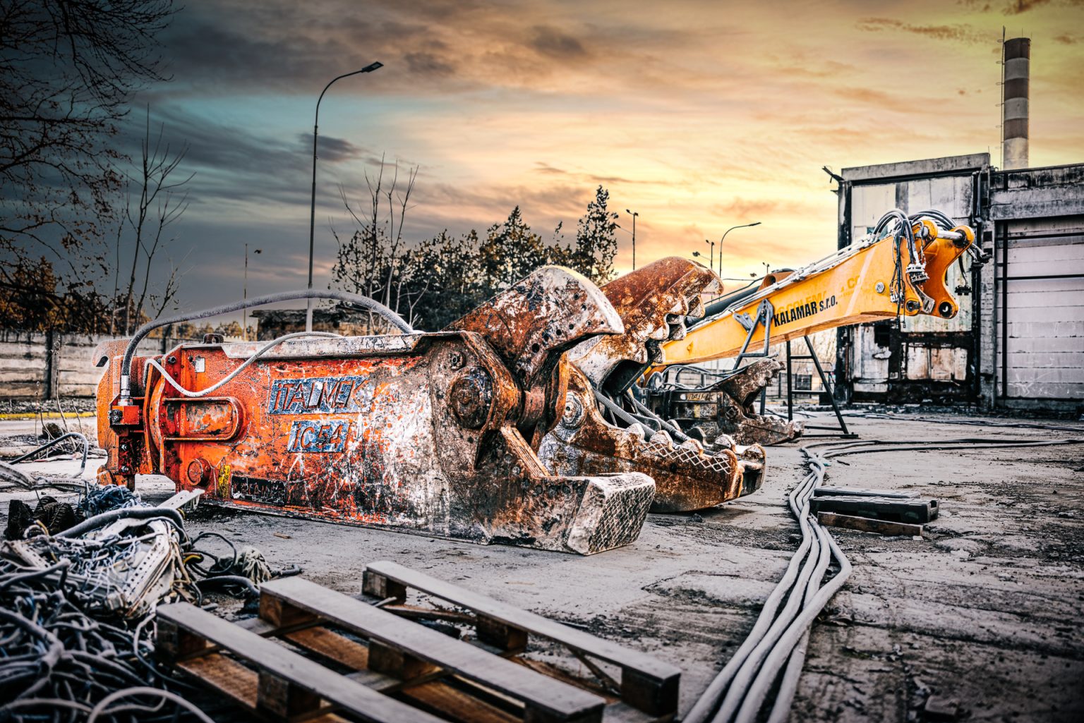 Demolačné nožnice Italmek ic54 a krátke rameno pre pásové rýpadlo na odstavnom parkovisku v priemyselnej zóne